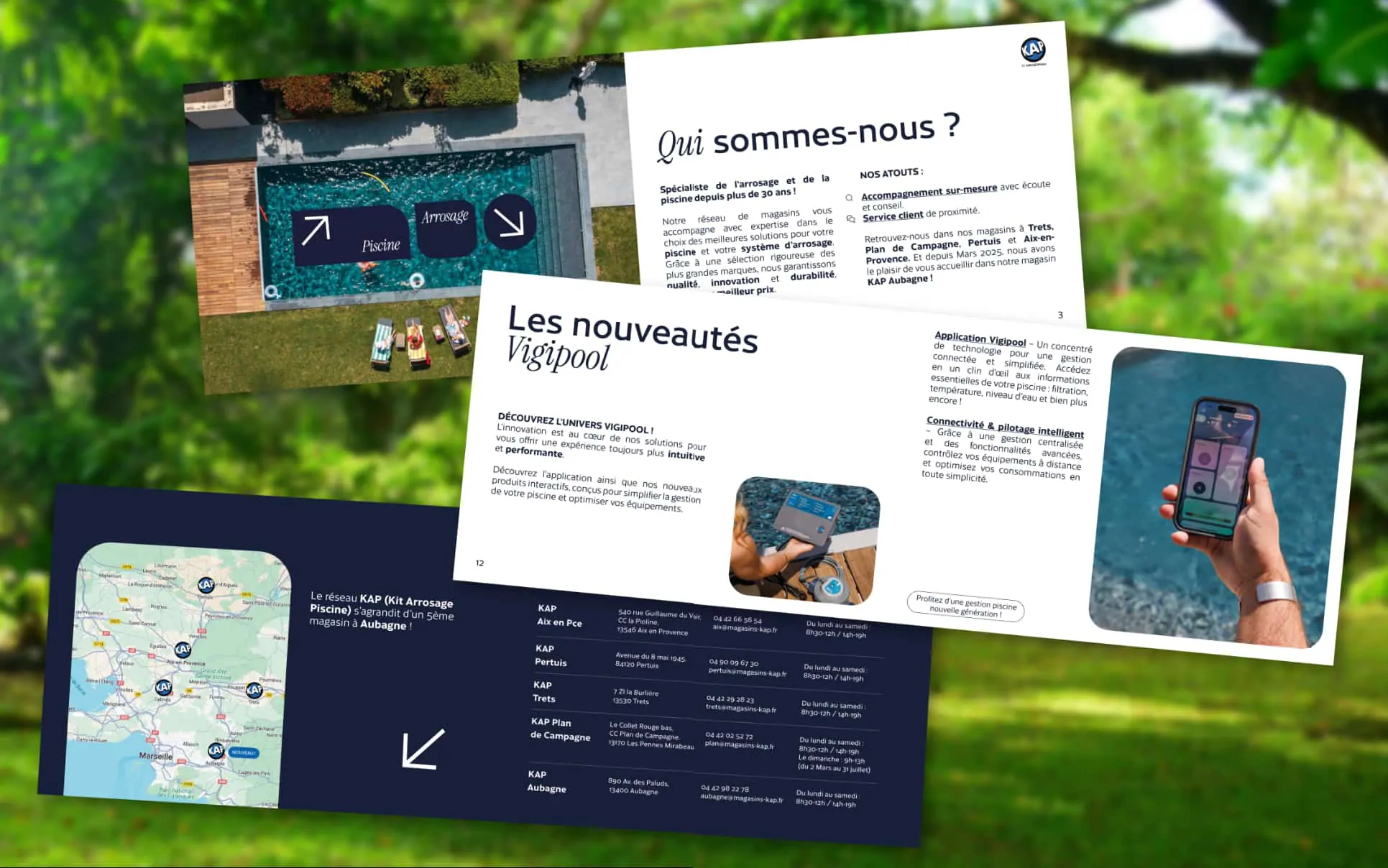 Brochures et dépliants de KAP by Univerpool posés sur l’herbe : « Qui sommes-nous ? », « Les nouveautés Vigipool », le plan des magasins.