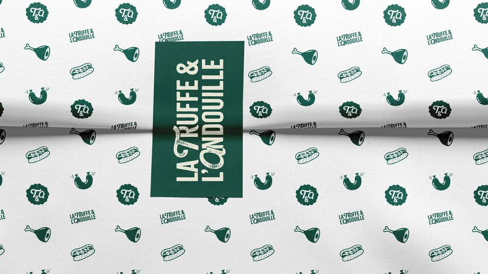 Le papier alimentaire à motifs verts, plié, avec l’étiquette « La Truffe & l’Andouille ».