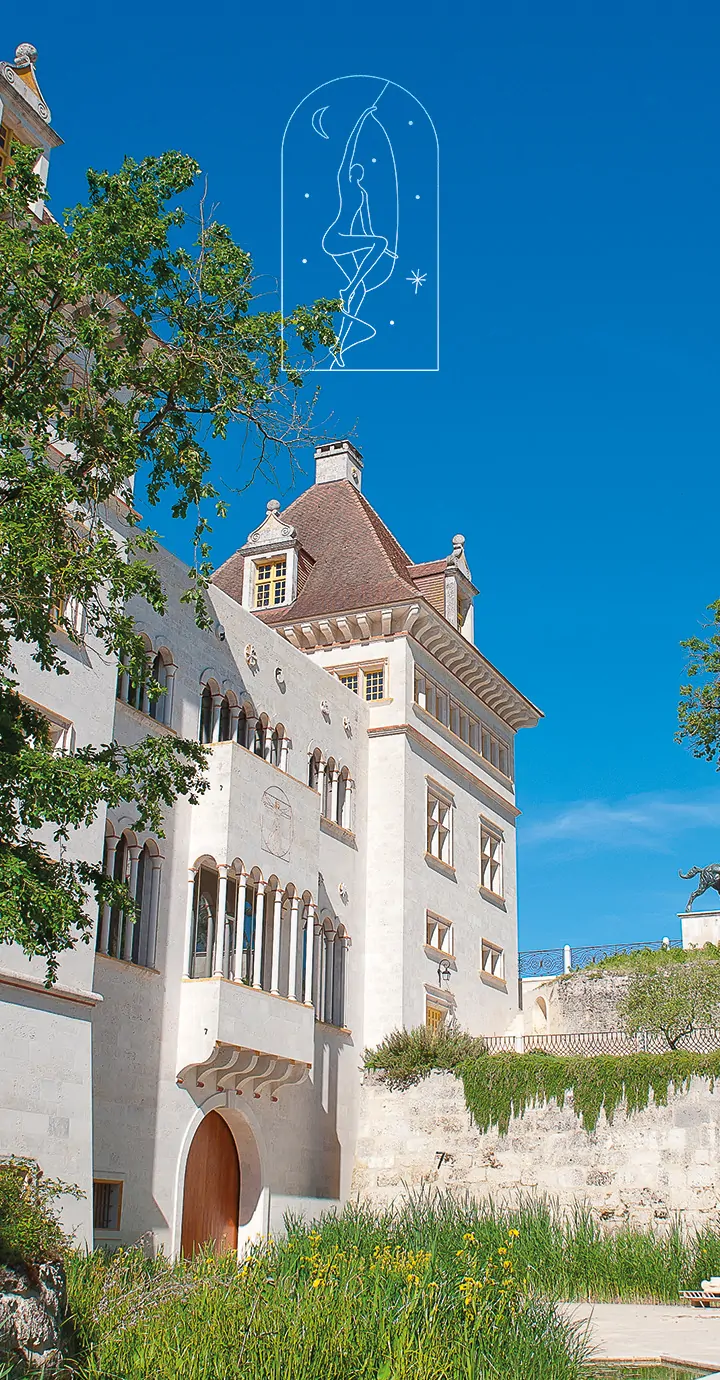 Un château de pierre claire au milieu de la verdure, sous un ciel bleu, avec le logo du domaine en haut.