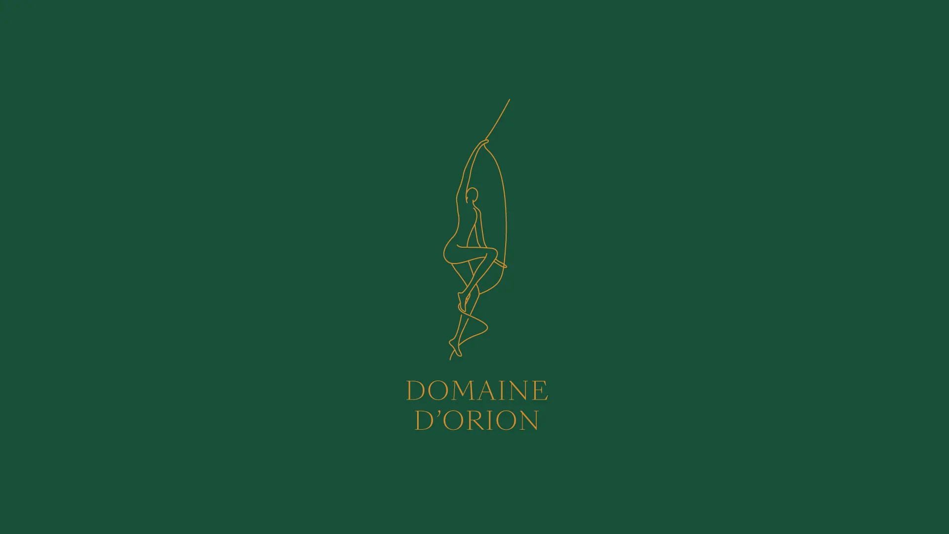 Le logo du Domaine d’Orion, une silhouette dessinée au trait dans une arche, en doré sur un fond vert émeraude.
