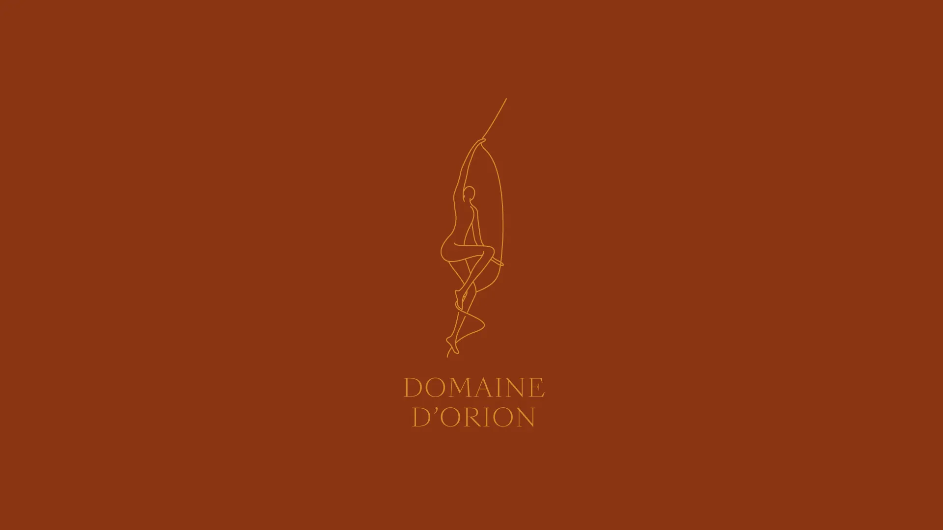 Le même logo en doré sur un fond ocre rouge.