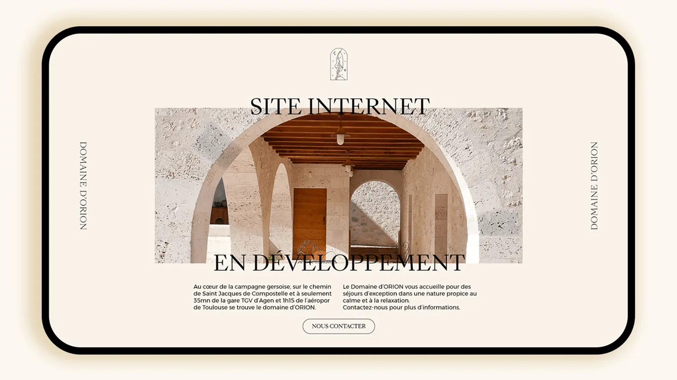Maquette du site vitrine du domaine : une galerie à arcades, le titre « Site internet en développement » et le logo.