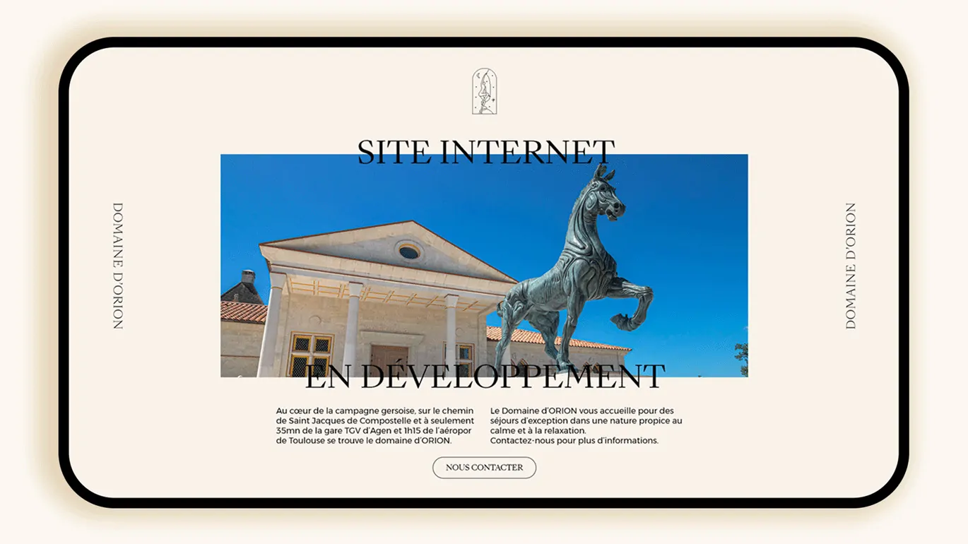 Seconde maquette du site vitrine : la statue du cheval devant le bâtiment en pierre.