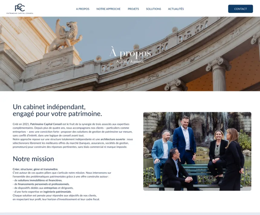 La page « À propos » du site de PCC : un cabinet indépendant, engagé pour votre patrimoine, et la photo de l’équipe sur son banc.