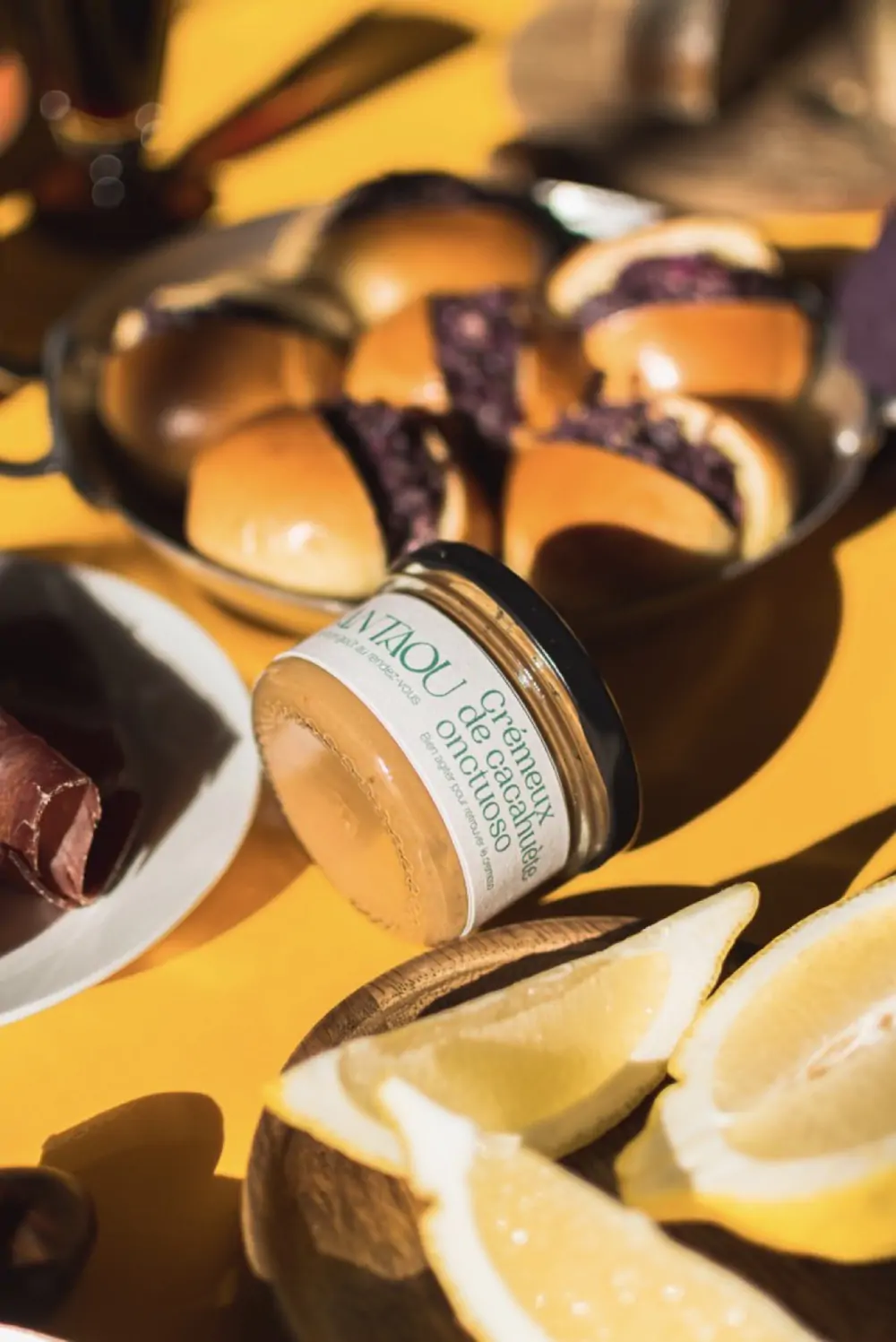 Antaou — packshot d’un produit sur fond jaune
