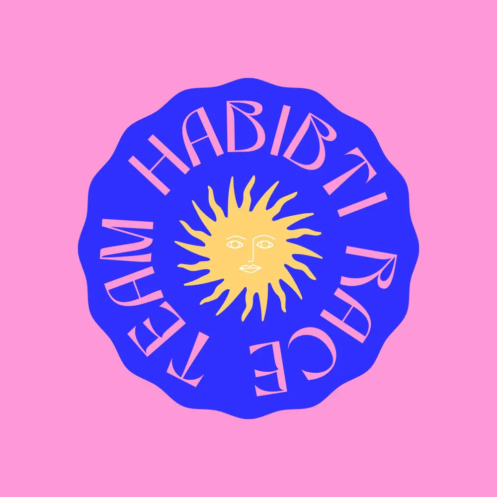Habibti Race Team — le sceau rond du logo, un soleil jaune sur un disque bleu, sur un aplat rose
