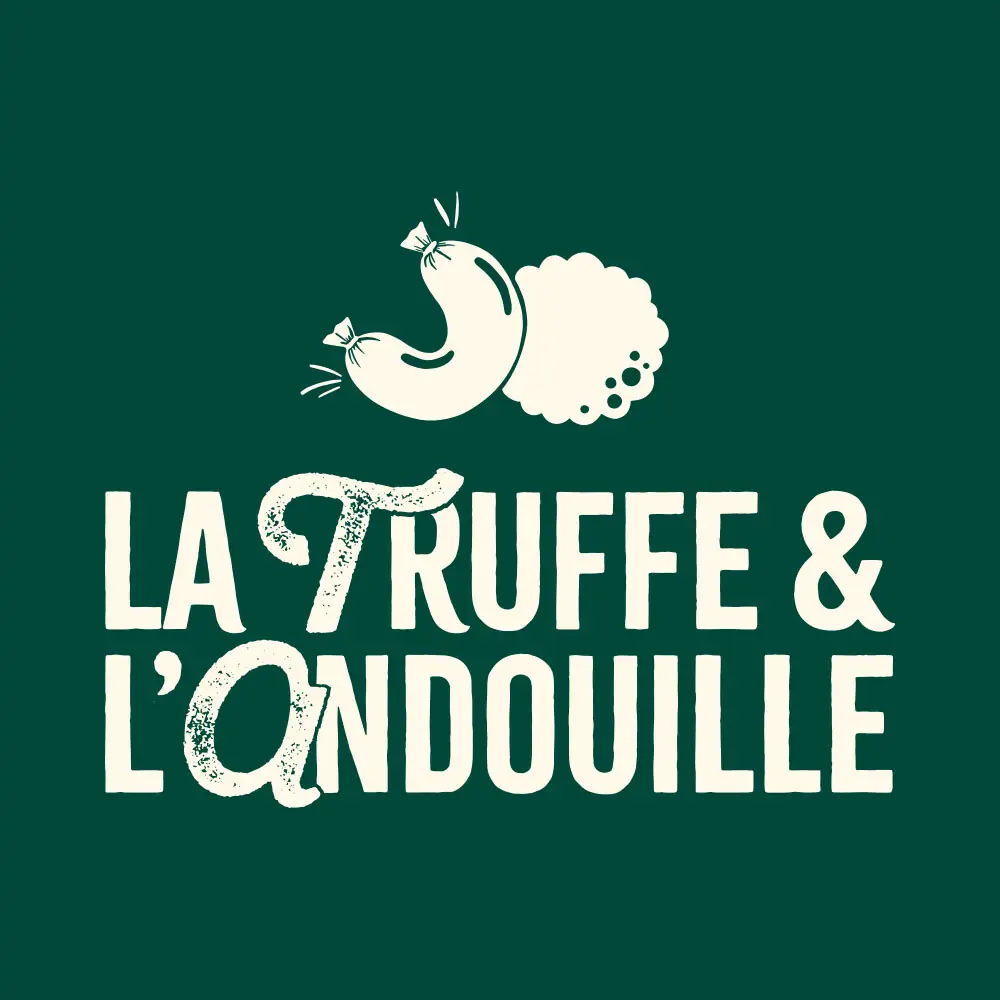 La Truffe et l’Andouille — le logotype en blanc sur fond vert, surmonté d’une saucisse et d’une truffe dessinées