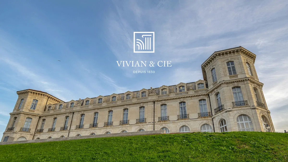 Le Palais du Pharo, à Marseille, sous un ciel voilé, avec le logo « Vivian & Cie » en blanc.