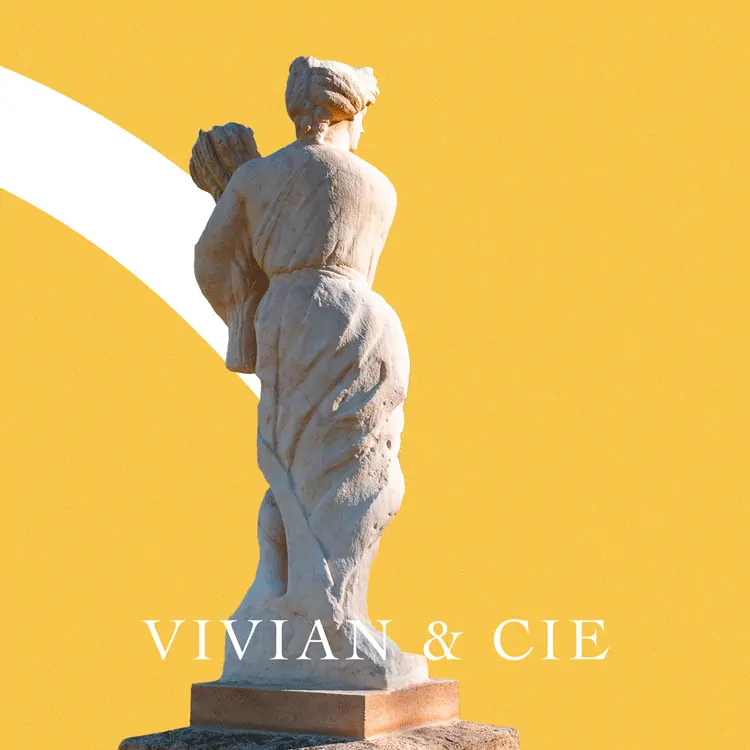 Une statue de pierre sur un fond jaune traversé d’un arc blanc, avec le nom « Vivian & Cie ».