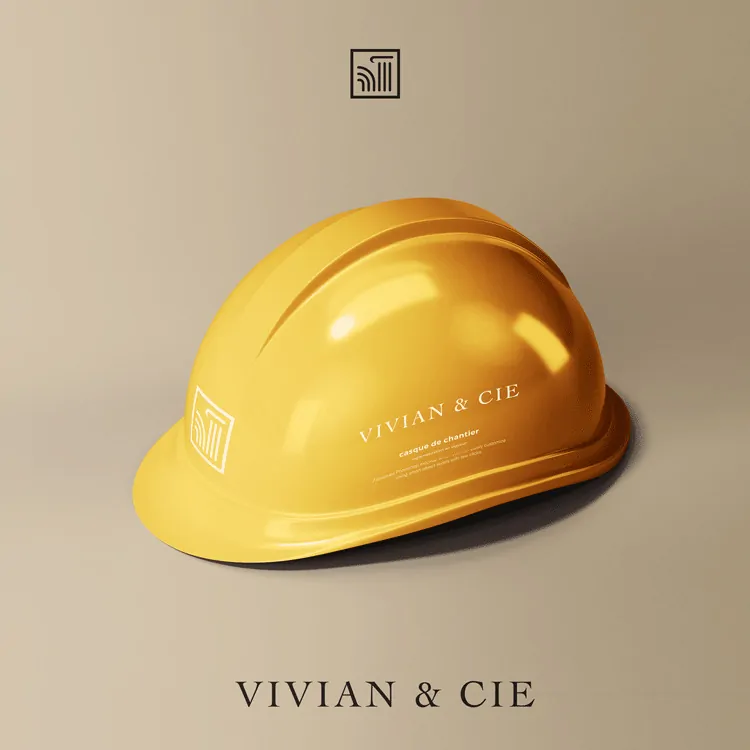 Un casque de chantier jaune marqué du logo, sur un fond beige.