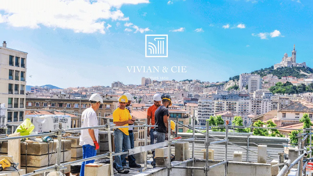 Des ouvriers casqués sur un échafaudage à Marseille, la basilique Notre-Dame de la Garde à l’horizon et le logo en transparence.