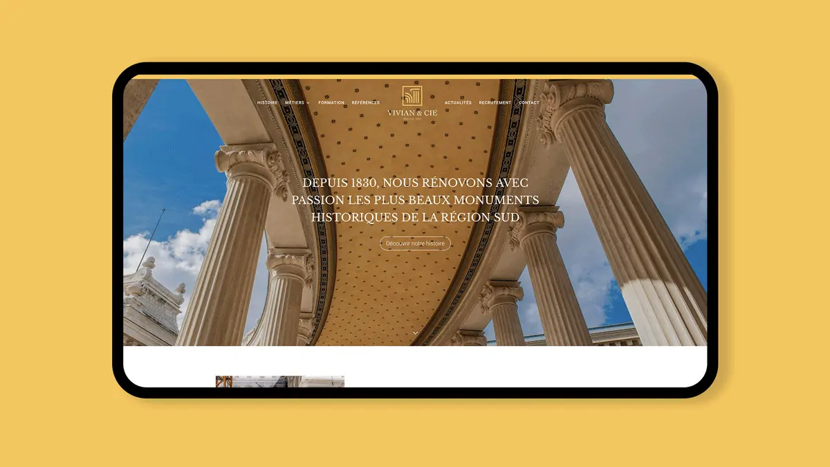 Le site sur un écran de téléphone en format paysage, posé sur un fond jaune : un plafond à colonnes et un titre.